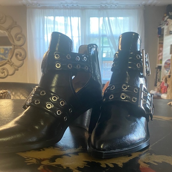 Steve Madden Black Cutout Ankle Booties - Picture 1 of 8